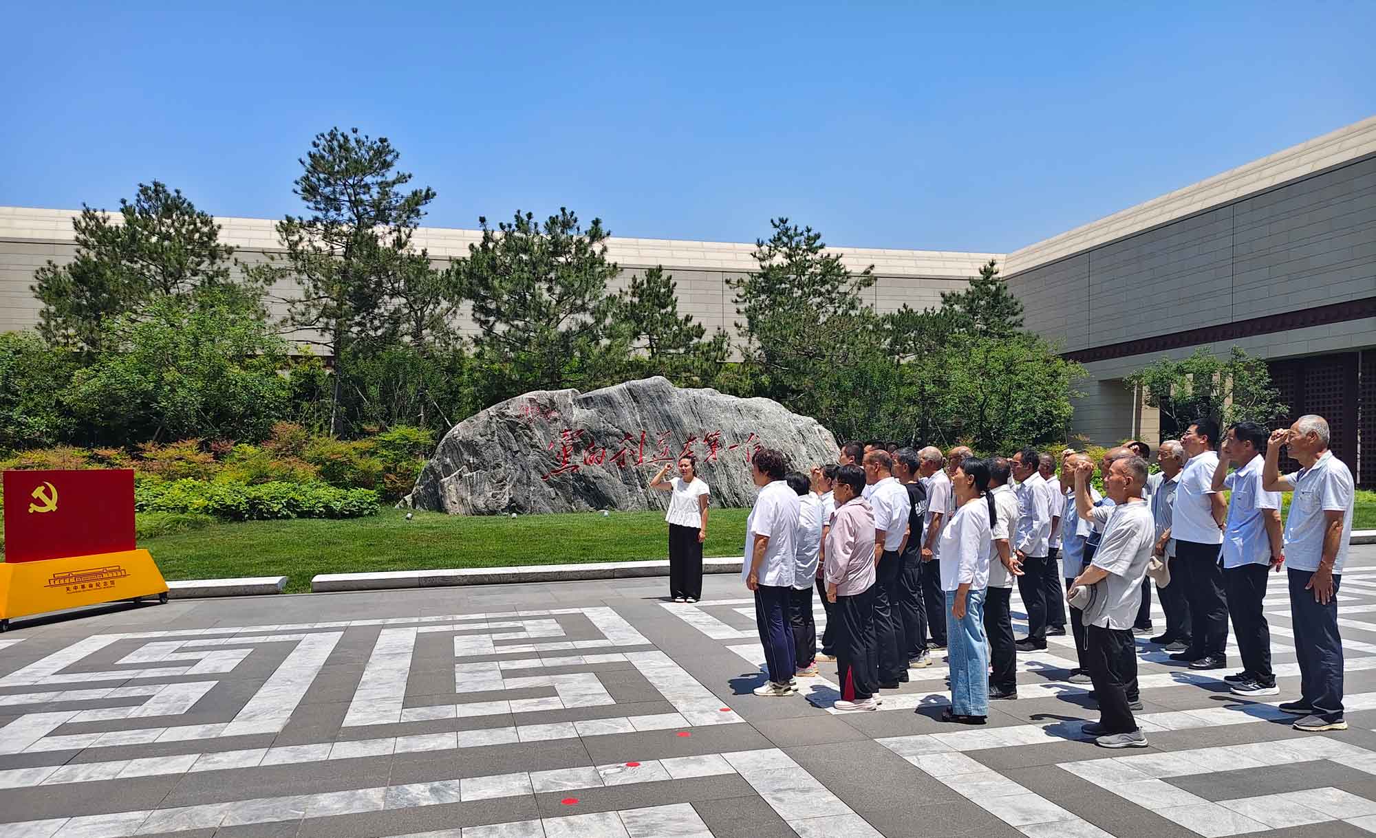 图为全体党员面向党旗宣誓的场景.jpg